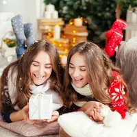 Prosesi tukar kado di hari Natal. &copy; Shutterstock