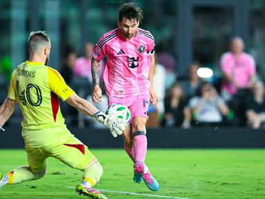 Pemain Inter Miami, Lionel Messi, mencetak gol ke gawang CF Montreal dalam lanjutan Major League Soccer (MLS) 2025 di di Fort Lauderdale, Kamis (29/5/2025). Inter Miami menang dengan skor 4-2. (AFP/Chandan Khanna)