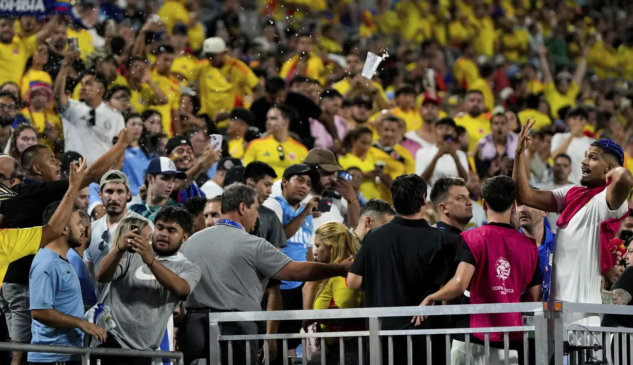Pemain Uruguay bentrok dengan pendukung Kolombia setelah semifinal, sebelum petugas keamanan turun tangan untuk memulihkan ketertiban. (AP Photo/Julia Nikhinson)