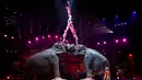 Keluarga Joy Gartner dan gajah-gajah mereka tampil dalam upacara pembukaan Festival Sirkus Internasional Monte-Carlo ke-43 di Monako, Kamis (17/1). Festival ini akan berlangsung hingga 27 Januari 2019. (Sebastien Nogier/Pool/AFP)