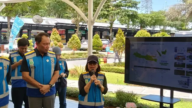 Direktur Utama PT Jasamarga Related Business Netty Renova di Rest Area Km 88A Tol Cipularang, Kabupaten Purwakarta, Jawa Barat, Kamis (12/3/2026). (Liputan6.com/Maulandy)