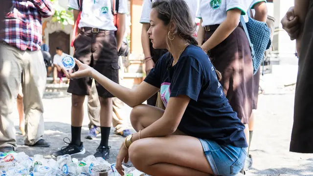 Aktivitas Melati Wijsen bersama Bye Bye Plastic Bags di Bali, 2019.