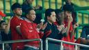Ketua PSSI, Erick Thohir, bersama pemain Timnas Indonesia U-20 menonton laga Timnas Indonesia melawan Burundi pada pertandingan kedua FIFA Matchday di Stadion Patriot Candrabhaga, Bekasi, Selasa (28/3/2023). Dengan adanya pembatalan tersebut, Timnas Indonesia U-20 dipastikan gagal berlaga di Piala Dunia U-20 tahun ini. (Bola.com/M Iqbal Ichsan)