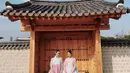 <p>Pada postingannya, Raisa menuliskan time travelers. Mungkin Raisa dan Rushka merasa sedang syuting drama Korea Selatan. [Foto: instagram.com/raisa6690]</p>