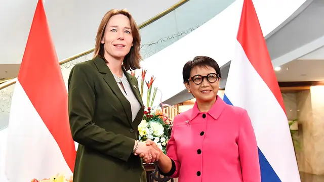 Menteri RI Retno Marsudi dan Menteri Luar Negeri Belanda, Hanke Bruins Slot, dalam pertemuan bilateral Menlu RI - Belanda di Gedung Kemlu