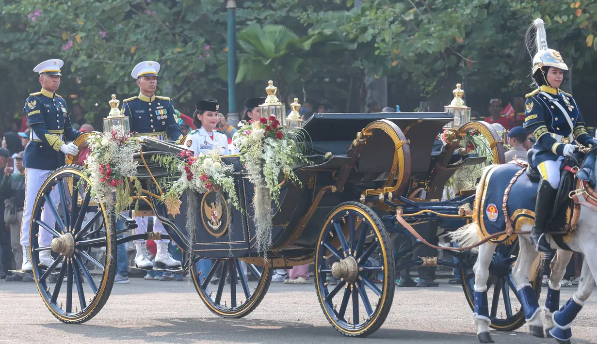Purna Paskibraka Duta Pancasila 2025 membawa bendera pusaka dan naskah Proklamasi di atas kereta kencana Garuda Prabayaksa dari Monumen Nasional menuju Istana Merdeka dalam Kirab Merah Putih di Jakarta, Senin (17/8/2026). (KLY/ Budy Santoso)