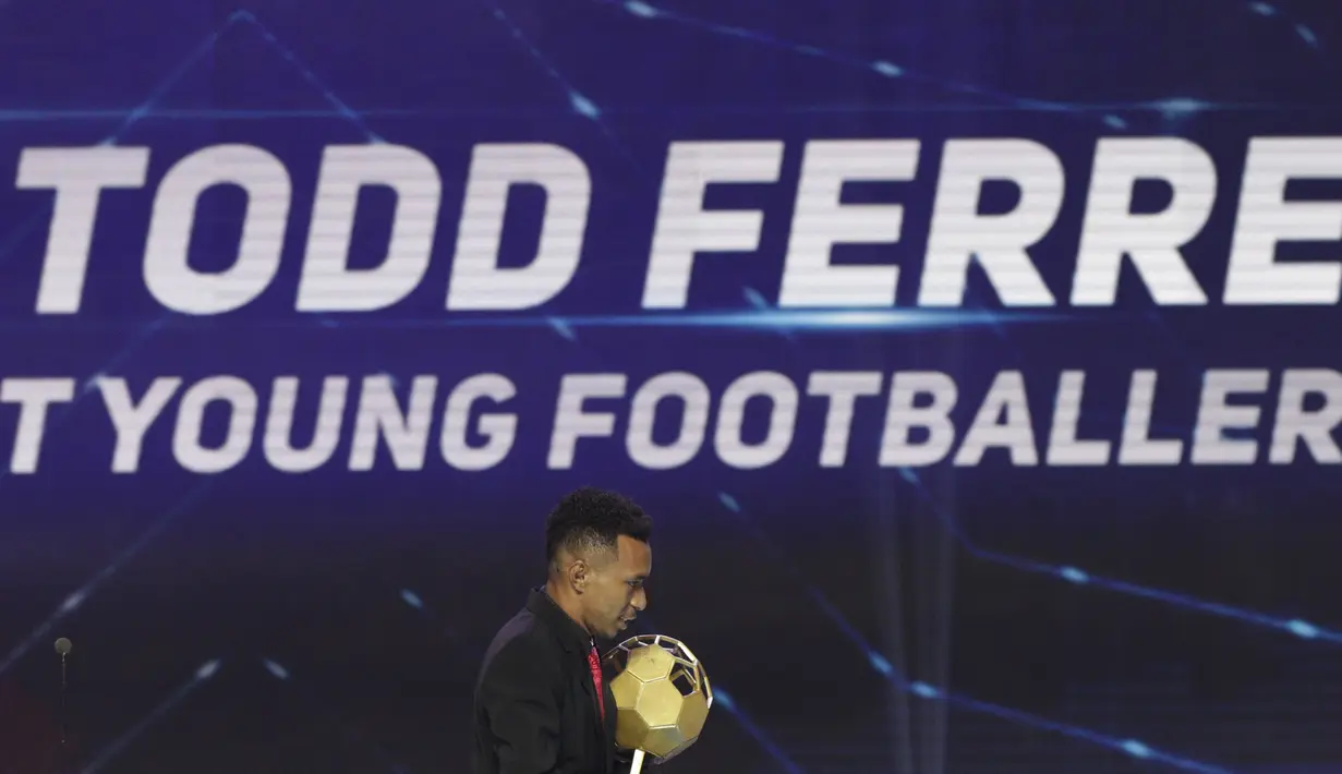 Pemain Persipura Jayapura, Todd Ferre, menerima penghargaan sebagai pemain muda terbaik pada Indonesian Soccer Awards 2019 di Studio Indosiar, Jakarta, Jumat (10/12). Acara ini diadakan oleh Indosiar bersama APPI. (Bola.com/M Iqbal Ichsan)