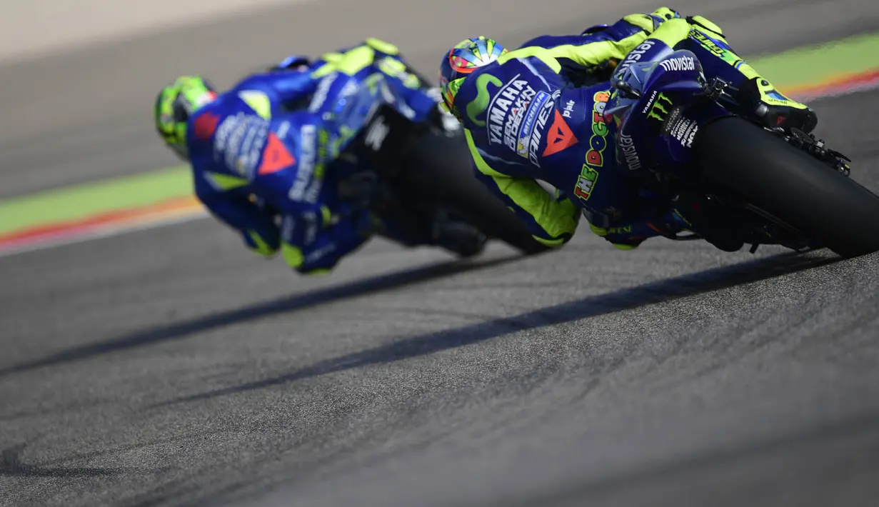 Pebalap Movistar Yamaha, Valentino Rossi, mengikuti sesi latihan bebas ketiga MotoGP Aragon, Sabtu (23/9/2017). Setelah dinyatakan pulih, pebalap asal Italia itu siap untuk tampil pada balapan MotoGP Aragon, Minggu (24/9/2017). (AFP/Javier Soriano)