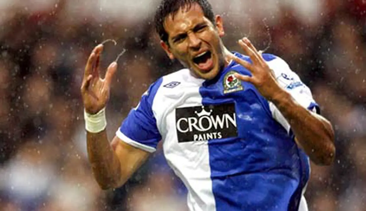 Blackburn Rovers' Paraguayan forward Roque Santa Cruz shows his frustration against Manchester United during their EPLfootball match at Ewood Park in Blackburn, on October 4, 2008. AFP PHOTO/PAUL ELLIS