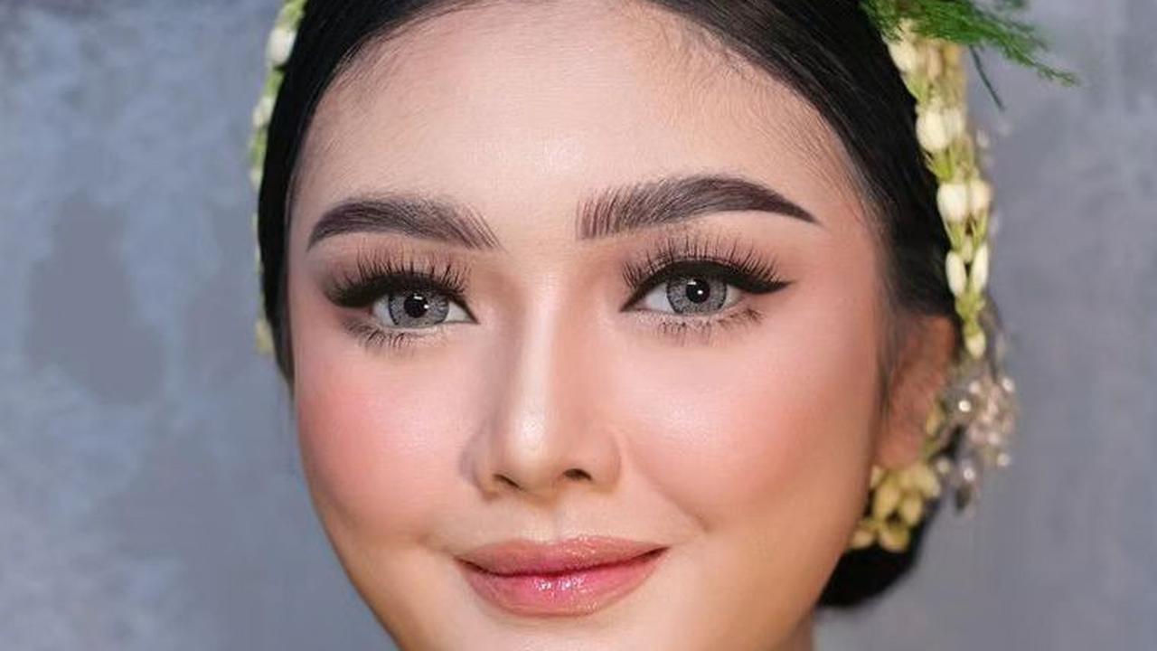Aura Suci di acara itu terlihat begitu cantik, sehingga membuat banyak tamu terpesona.
