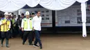 Presiden Joko Widodo atau Jokowi saat meninjau proyek Terowongan Nanjung di Kabupaten Bandung, Jawa Barat, Minggu (10/3). Terowongan Nanjung dibangun untuk memperlancar aliran Sungai Citarum. (Liputan6.com/Angga Yuniar)