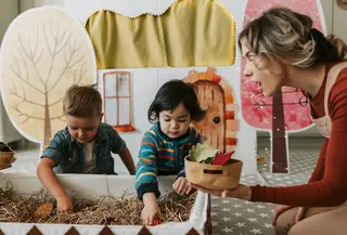 Dengan bahan sederhana yang mudah ditemukan di rumah, Moms sudah bisa menciptakan sensory play yang aman dan menyenangkan. [Dok/Pexels.com/Vlada Karpovich].