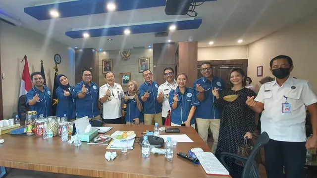 Para anggota Gerakan Ekonomi Kreatif Nasional mengunjungi kantor BNN