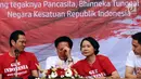 Ivana Lie (ketiga kiri) mengusap Haryanto Arby (kiri) di sela-sela pembacaan pernyataan sikap di Jakarta, Kamis (1/6). Mereka menyatakan dukungan kepada pemerintah NKRI yang berdasarkan Pancasila dan UUD 1945. (Liputan6.com/Helmi Fithriansyah)
