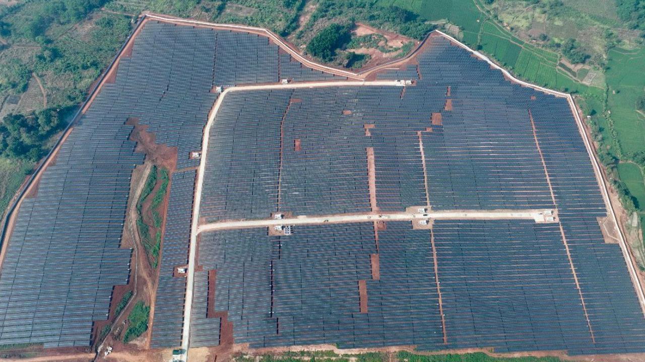 Salah satu lokasi PLTS ground-mounted terbesar di Indonesia dengan kapasitas 100 Megawatt peak (MWp) di Kawasan Industri Kota Bukit Indah, Kabupaten Purwakarta, Jawa Barat. (Foto:PLN)