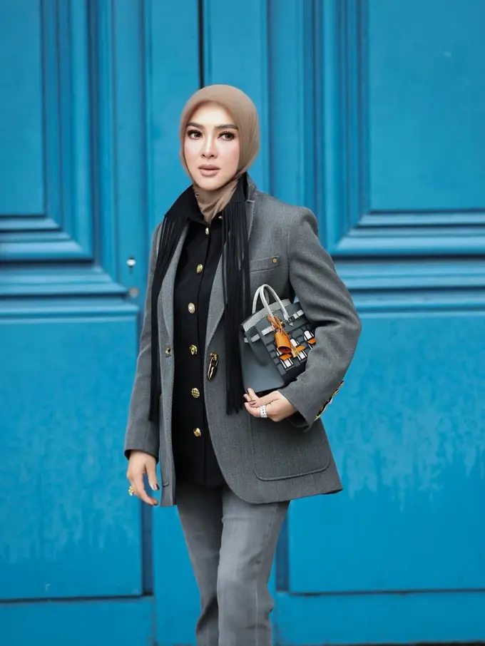 Gaya Parisian Chic Syahrini Liburan Akhir Tahun ke Paris, Jinjing Tas Hermès Langka Seharga Rp4,1 Miliar