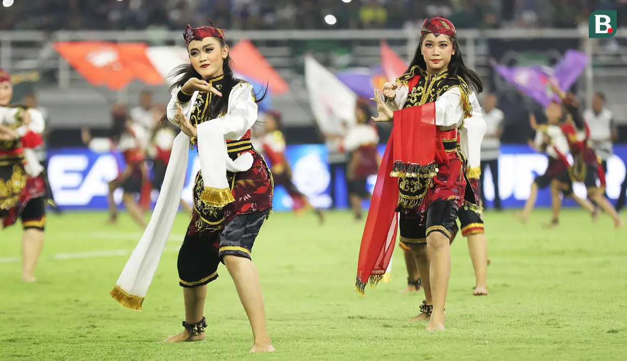 Mengusung tema "Jiwa Jawa Timur dalam Sepak Bola Modern", acara ini memadukan kekuatan budaya lokal, kemajuan kreativitas anak bangsa, serta semangat sportivitas yang menjadi fondasi liga profesional Tanah Air. (Bola.com/Abdul Aziz)