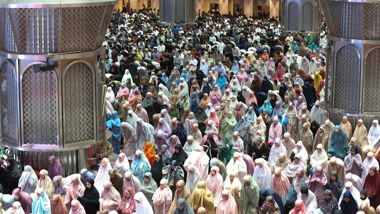 FOTO: Ribuan Jemaah Padati Masjid Istiqlal pada Tarawih Perdana Ramadan 1447 H