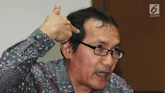 Wakil Ketua KPK Saut Situmorang memberi keterangan perkembangan kasus Bupati Malang Rendra Kresna di Gedung KPK, Jakarta, Kamis (11/10). KPK menetapkan Rendra sebagai tersangka dugaan suap dan penerimaan gratifikasi. (Merdeka.com/Dwi Narwoko)