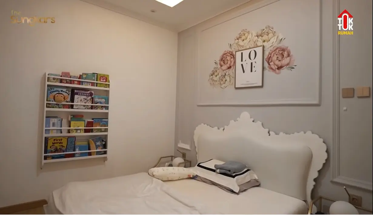 Ruangan ini  merupakan kamar anak pertama Fitri Tropica yang bernama Sada Amira. (Youtube/The Sungkars)