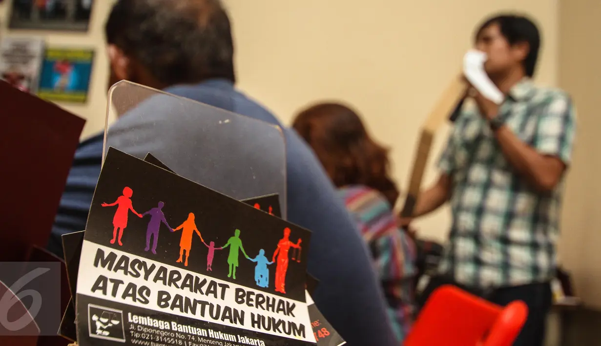 Poster bertulisan butuh bantuan hukum saat konferensi pers yang diadakan di Gedung LBH, Jakarta, (3/1). (Liputan6.com/Faizal Fanani)