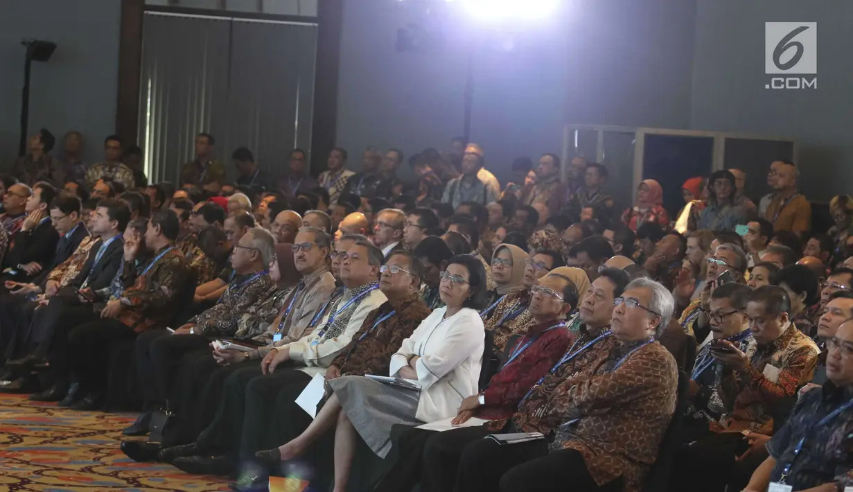 Gubernur BI Perry Warjiyo, Menko Perekonomian Darmin Nasution, Menkeu Sri Mulyani saat menghadiri acara Indonesia Investmen Forum (IIF) 2018 di ajang Pertemuan Tahunan IMF-World Bank 2018 di Bali, Selasa (9/10). (Liputan6.com/Angga Yuniar)