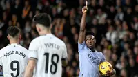 Penyerang Real Madrid, Vinicius Junior (kanan) merayakan gol pertama timnya saat pertandingan sepak bola Liga Spanyol melawan Valencia CF di Stadion Mestalla, Valencia, 2 Maret 2024 (Jose Jordan/AFP)