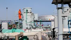 Petugas melakukan pemeriksaan rutin di PLTGU Jakarta, Rabu (9/3). PLN memperkirakan konsumsi listrik nasional pada tahun 2016 diperkirakan mencapai 225 terrawatt hour (twh) atau meningkat 11,4 persen dibandingkan tahun 2015 (Liputan6.com/Angga Yuniar)