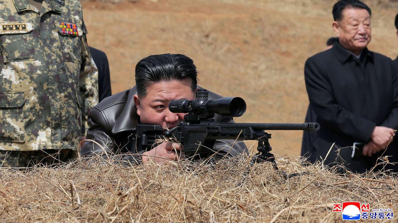 Kim Jong-un jajal senapan sniper Korea Utara