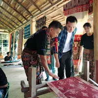 Bakti BCA bersama Nicholas Saputra dampingi penenun Sumba Timur hadirkan wastra warna alam terinspirasi Tanah Marapu.