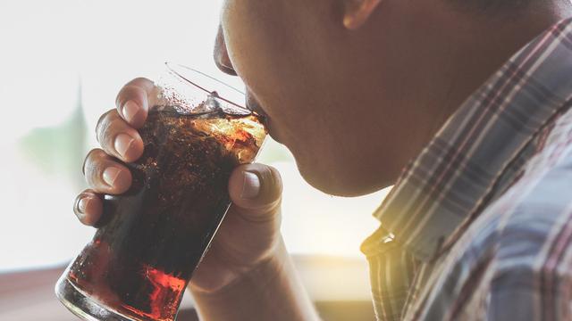 Pria Ini Hampir Buta Gara-Gara 'Mager' dan Sering Konsumsi Soft Drink