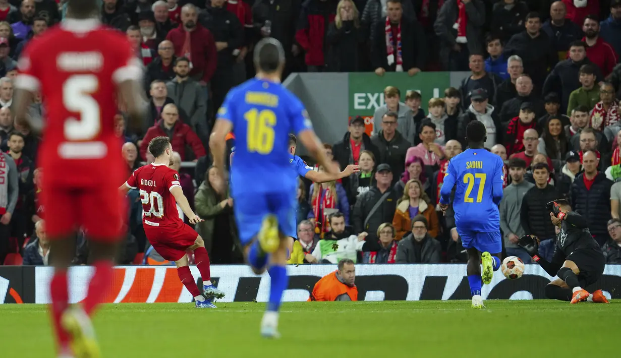 Pemain Liverpool, Diogo Jota (kedua kiri) mencetak gol kedua timnya ke gawang Union Saint-Gilloise pada laga Grup E Liga Europa 2023/2024 yang berlangsung di Anfield, Inggris, Jumat (6/10/2023) dini hari WIB. (AP Photo/Jon Super)