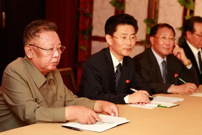 Kim Jong-il (kiri) (Wikimedia Commons)