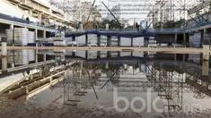 Suasana pengerjaan renovasi kolam renang di Komplek Stadion Utama Gelora Bung Karno (SUGBK), Jakarta, Jumat, (24/03/2017). Kolam renang tersebut akan digunakan untuk Asian Games 2018. (Bola.com/M Iqbal Ichsan)