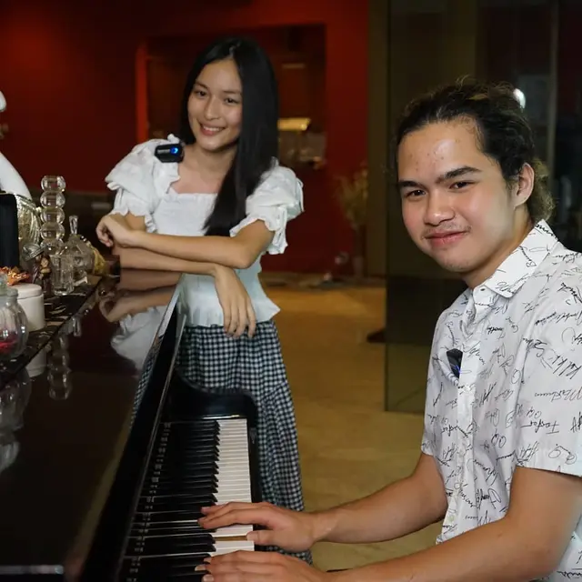 Rilis Lagu di HUT RI ke-75, Ini 6 Momen Dul Jaelani dan Shanna Shannon saat Duet