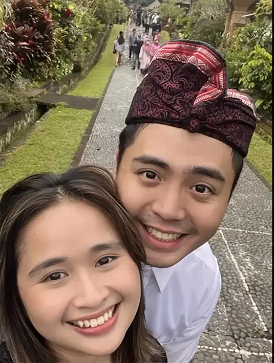 Setelah 11 tahun bersama,  tentu sudah banyak mengenal satu sama lain. Setelah lamaran, tinggal selangkah lagi, hingga akhirnya meremikan hubungannya dan membangun mahligai rumah tangga. [Instagram/gritteagathaa]