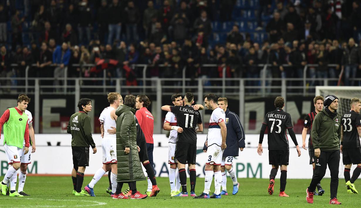 Pemain AC Milan dan Genoa berjabat tangan usai pertandingan berakhir. Kemenangan atas Genoa membuat AC Milan terus menjaga asa meraih tiket ke kompetisi Eropa musim depan. (AFP/Miguel Medina)