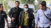 Bupati Mesuji Khamami (kanan) tiba di Gedung KPK, Jakarta, Kamis (24/1). KPK memiliki waktu 1x24 jam untuk menentukan status hukum mereka yang diamankan. (Merdeka.com/Dwi Narwoko)