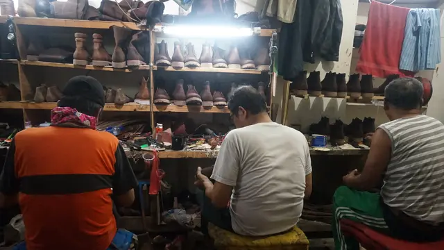 Perajin sepatu boots di bengkel sepatu Wayout