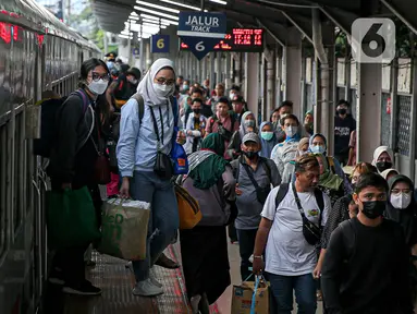 Para pemudik turun dari Kereta Api Tawang Jaya di Stasiun Pasar Senen, Jakarta, Senin (24/4/2023). (Liputan6.com/Faizal Fanani)
