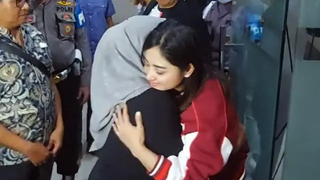 Dewi Perssik Berpelukan dengan Penghinanya, MZ