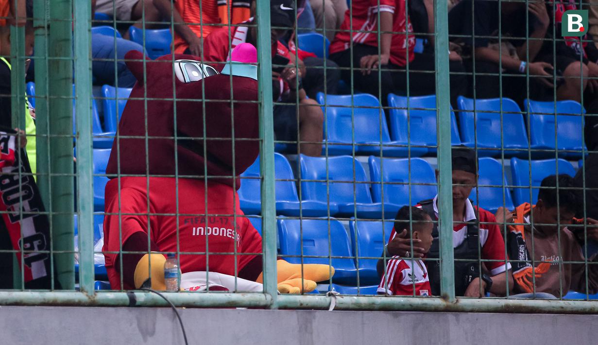 <p>Maskot Piala Dunia U-17 2023, Bacuya terlihat menyaksikan laga lanjutan BRI Liga 1 2023/2024 antara Persija Jakarta melawan Barito Putera di Stadion Patriot Candrabhaga, Bekasi, Sabtu (07/10/2023). (Bola.com/Bagaskara Lazuardi)</p>