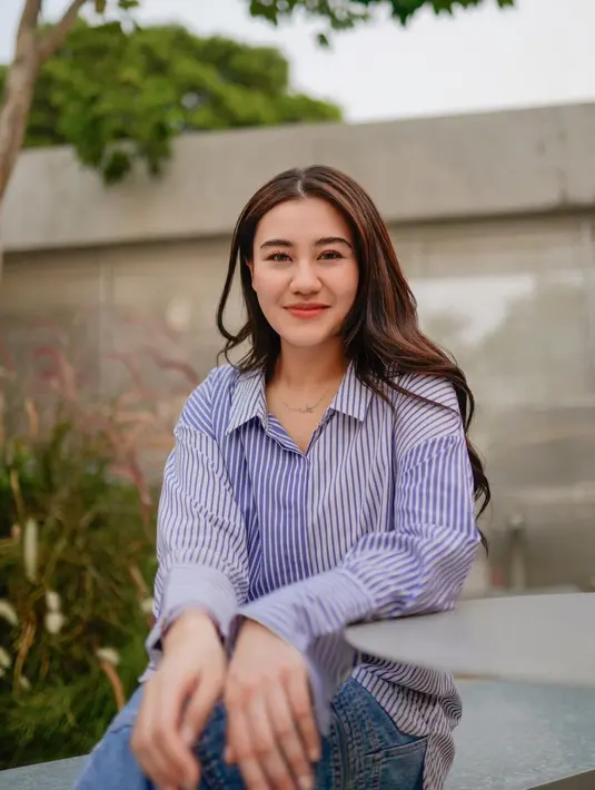 Cantiknya Aaliyah Massaid mengenakan stripes shirt, yang dipadunya dengan celana jeans. [Foto: Instagram/aaliyah.massaid]