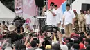 Prabowo Subianto memberikan sambutan dalam kampanye akbar Cagub Anies-Sandi di Lapangan Banteng, Jakarta, Minggu (5/2). Prabowo mengingatkan kader dan simpatisan Anies-Sandi untuk selalu mewaspadai kecurangan di Pilkada. (Liputan6.com/Yoppy Renato)