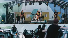 Orang-orang menonton konser drive-in dari kendaraan mereka di Bonn, Jerman, Sabtu (13/6/2020). Konser tersebut digelar dengan langkah-langkah ketat bagi para penikmat musik sambil menjaga jarak sosial. (Xinhua/Tang Ying)