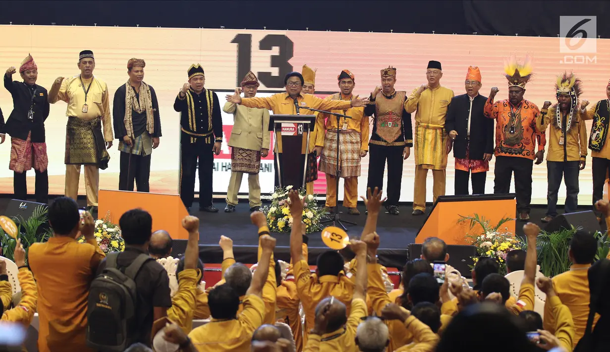 Ketua Umum Partai Hanura Oesman Sapta Odang (OSO) memberi sambutan dalam pembukaan Rakernas Hanura di Pekanbaru, Riau, Selasa (8/5). Menurut OSO, Presiden Jokowi meminta 10 pengurus Hanura bertemu di sebuah hotel. (Liputan6.com/Herman Zakharia)