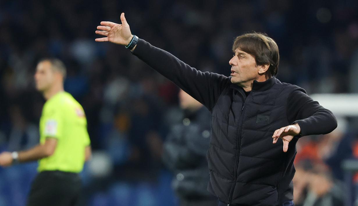 Pelatih Napoli, Antonio Conte, saat melawan Como pada laga perempat final Coppa Italia di Stadion Diego Armando Maradona, Rabu (11/2/2026). (Alessandro Garofalo/LaPresse via AP)
