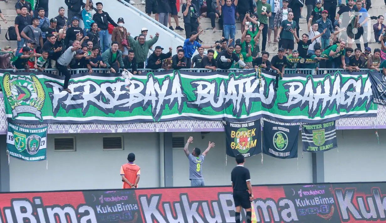 Pemain Persebaya Surabaya, Paulo Soares, merayakan gol yang dicetaknya ke gawang Persita Tangerang pada laga Liga 1 di Stadion Indomilk Arena, Tangerang, Rabu (18/1/2023). Persebaya menang dengan skor 5-0. (Bola.com/M Iqbal Ichsan)