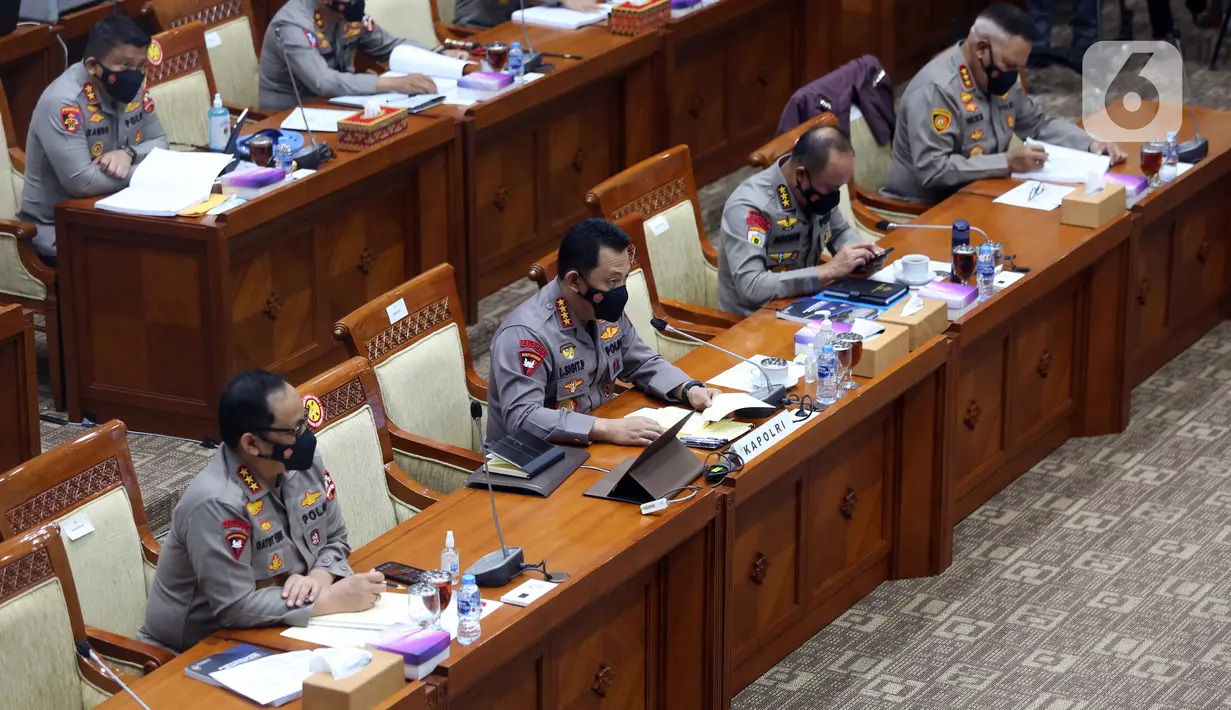 Kapolri Jenderal Listyo Sigit Prabowo (kedua kiri) saat rapat kerja dengan Komisi III DPR di Kompleks Parlemen, Jakarta, Rabu (16/6/2021). Rapat membahas realisasi program prioritas Kapolri, pengungkapan kasus-kasus aktual, dan tindak lanjut atas pengaduan masyarakat. (Liputan6.com/Angga Yuniar)