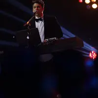 Perpaduan musik rock khas Arkarna dan etnik khas Indonesia mampu memberi warna berbeda di lagu ‘Kebyar-Kebyar’. (Galih W. Satria/Bintang.com)